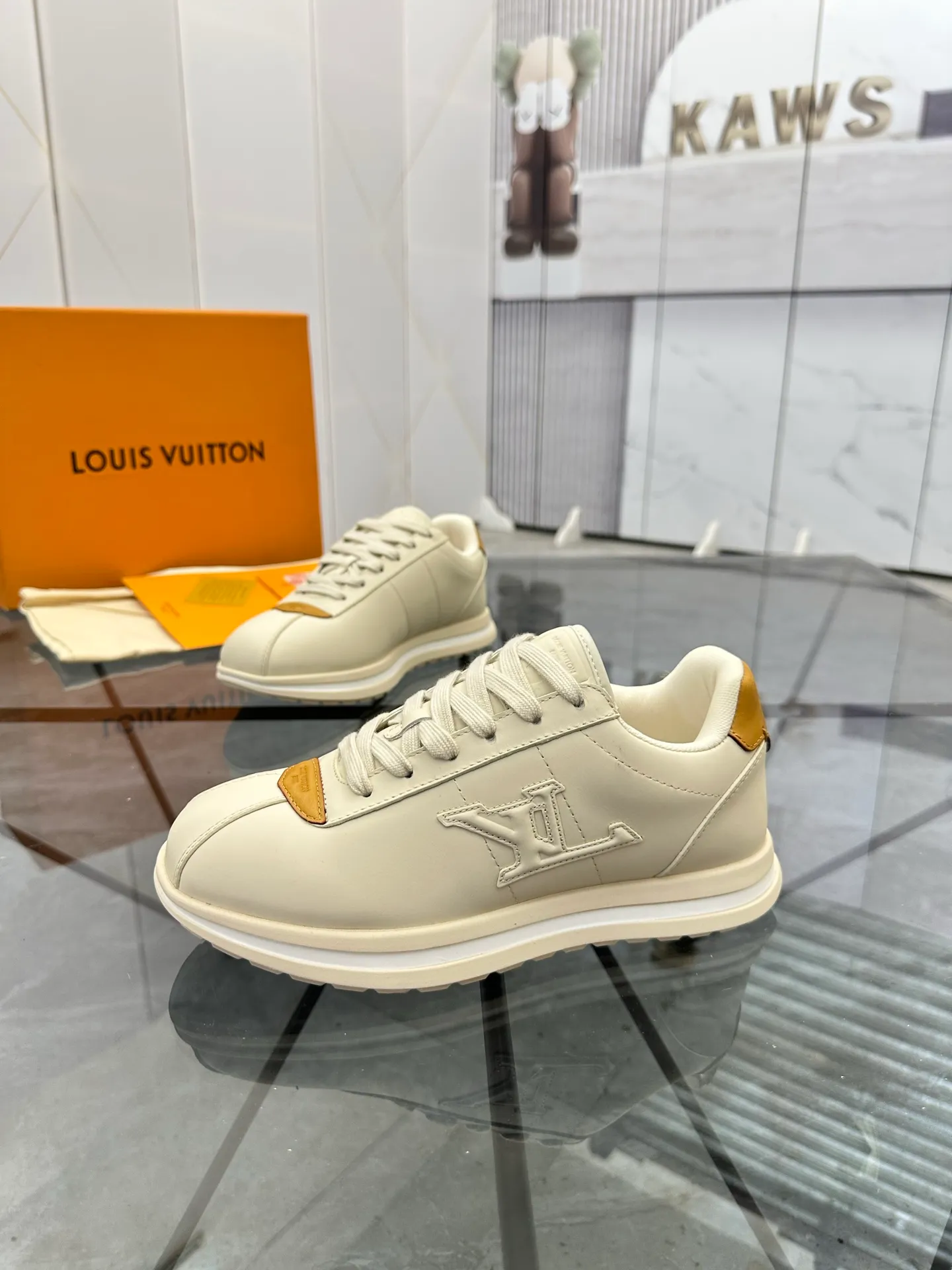 Men's shoes: 💰P700¥ Top quality Product trademark: LV* "Louis Vuitton*" low-top casual shoes Regular size: 35-45 (can be customized to 46) Couple style Product materials: Imported cowhide upper, breathable lining, original outsole. Number: two